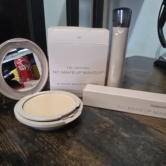 No Makeup Makeup Foundation& Brush Duo